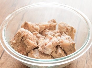 step3: 撈起豬軟骨隔水備用。棄掉薑片和蔥段，抹淨鍋子。