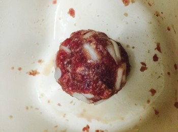 step2: 加入洋蔥粒將牛肉撻8-10下，搓成球狀