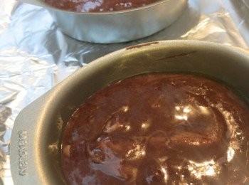 step9: - 把蛋糕糊倒入模具，拿起輕拍檯面或用牙籤消去大泡
- 入焗爐烤15－20分鐘，用牙籤插入沒有蛋糕糊沾著即可
- 蛋糕出爐後待涼，表面灑上糖霜和加上櫻桃果醬即成