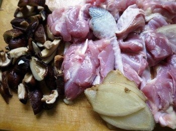 step2: 香菇泡水軟化後切絲、薑洗淨後切片、雞腿肉皮朝下切塊狀