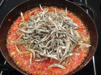step5: 加入瀝乾的小魚干一起拌炒,倒入米酒煮至酒精揮發,過程中需不斷翻炒。