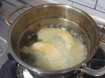 step6: 放進大約160度的油炸熟撈起， 之後轉大火將油燒滾，  逼出多餘油份， 炸至金黃香脆變可。（每隔數秒才把放住進油炸， 否則會粘在一起。）  ----- 蝦的製法相同 !