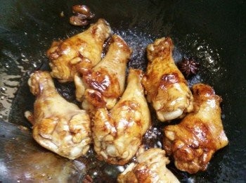 step3: 至冰糖融為褐色，下雞腿煎，再加適量生抽，老抽，鹽翻炒。