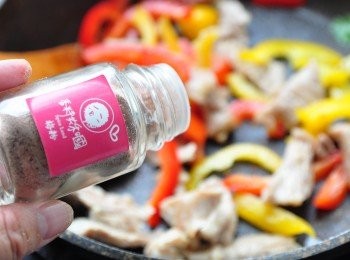 step4: 灑上適量梅粉均勻快速略拌