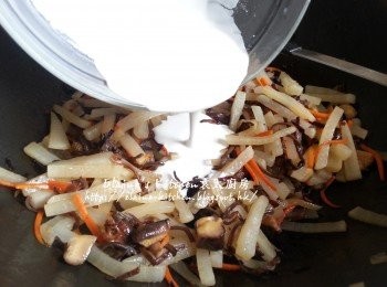 step8: 熄火加入<span class="group_2">調味料</span>及餡料拌勻 , 將粉漿加入快速拌勻