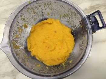 step2: 將1放入攪拌器或調理機拌勻；或者將蛋黃過篩成細末再與糖、油拌勻