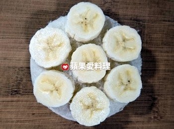 step2: 香蕉去皮、切段，舖在吐司上。