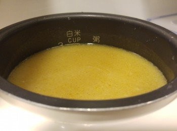 step5: 將煮雞的上湯當水和B醬汁煲飯。