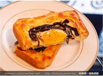 step7: 酥脆的吐司片中，夾雜著軟嫩雞蛋與鹹脆黑木耳，超好呷！