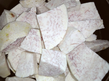 step4: 芋头去皮，切塊。