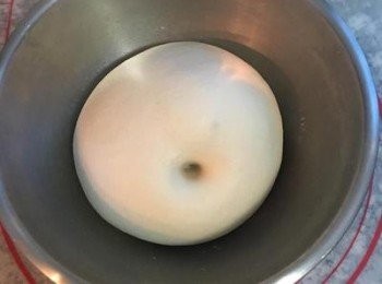 step5: 待麵糰發酵到兩倍大,用手指戳入不回彈,即完成發酵。