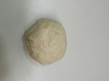 step2: 再將牛奶和橄欖油加入仔細揉勻成團