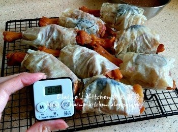 step17: 用生粉水封口 , 將包好的鴨腳扎靜待10分鐘