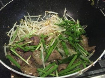 step3: 加入韭菜和豆芽菜，炒均，加醬油和糖
炒至豬肝全熟即可。