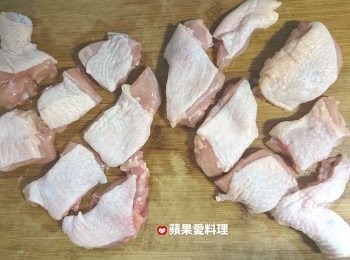 step1: 雞腿切塊。