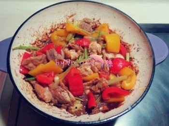 step3: 依序加入豆瓣醬.醬油.蔬菜下鍋拌炒