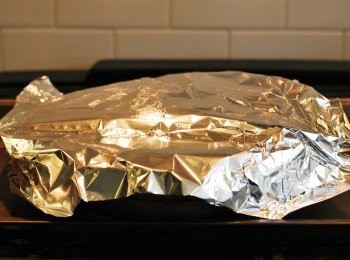 step18: 接著調降溫度至350℉/180℃，表面覆上一層鋁鉑紙以防上色太快，繼續烤30分鐘