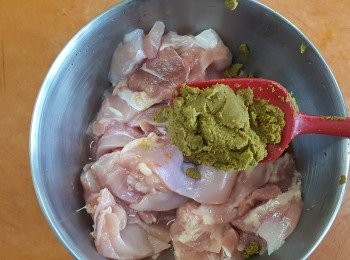 step2: 先將<a href="https://bit.ly/2ZxapeY" target="_blank" data-keyword="雞扒" class="guide-link"><strong>雞扒</strong></a> <span style="display:inline-block;vertical-align:middle;margin-top:-3px;color:initial;border-radius:3px;padding:2px 3px;font-size:12px;line-height:14px;background:#87d300;color:#fff;">即買</span> 去皮切粗條，用<span class="group_2">醃料</span>醃15至20分鐘。