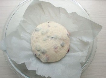 step7: 收口朝下放在鋪有烘焙紙的大調理盆裡(因為麵糰含水量高,利用調理盆來將麵糰定型),用噴水器在麵糰表面噴一些水份。將麵糰放烤箱裡發酵70分鐘(發酵至兩倍大)。