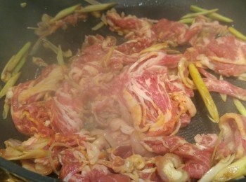 step2: 易潔鑊掃一層油後, 將巳醃的牛肉和<span class="group_2">香料</span>同炒熟, 最後加蠔油炒混即成。