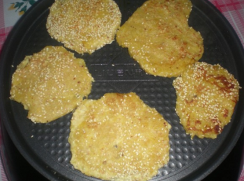 step5: 電餅鐺刷油預熱，放入紅薯餅，依次把紅薯餅全部放滿