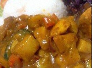 step8: 最後在放少許洋蔥絲提味，還可以加少許黑胡椒粉，就可以出鍋咯！！這時滿屋都是咖哩飄香咯~( 米飯扣上一碗，撒點黑芝麻，燙上兩朵西蘭花!)