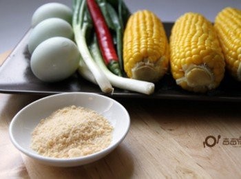 step1: 甜玉米洗淨放入電鍋蒸熟放涼後切下玉米粒(用玉米罐頭此歩驟可省略)。