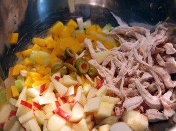 step3: 來個民族文化文融合吧!!將<a href="https://bit.ly/3EZL8dD" target="_blank" data-keyword="雞胸" class="guide-link"><strong>雞胸</strong></a> <span style="display:inline-block;vertical-align:middle;margin-top:-3px;color:initial;border-radius:3px;padding:2px 3px;font-size:12px;line-height:14px;background:#87d300;color:#fff;">即買</span> 肉順紋用手撕成小條，再加上歩驟1所有材料和美奶滋、法式芥末仔醬一起拌勻，即為雞肉沙拉，冰入冰箱備用