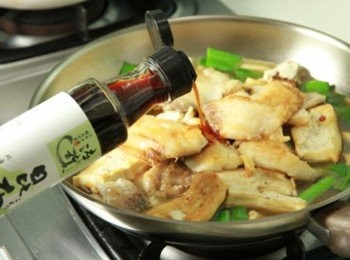 step3: 鍋加少許油加熱，放入蒜片、黑豆鼓、青蒜、辣椒片炒出香氣，放入豆腐、魚片，倒入開水、淬釀日式和風醬油露-干貝煨煮入味即完成。