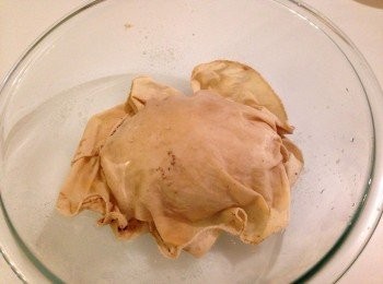 step3: 將麵糰弄成球狀，放到抹了油的碗裡，用濕布蓋住避免乾燥，靜置約25-30分鐘，直到麵糰膨脹到約兩倍大。
