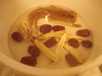 step2: 步驟2將藥材用米酒浸泡ˊ幫助藥材完全釋放約20~30分鐘