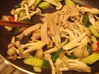 step4: 最後再加入煙燻雞片拌炒均勻和<span class="group_2">調味</span>即可