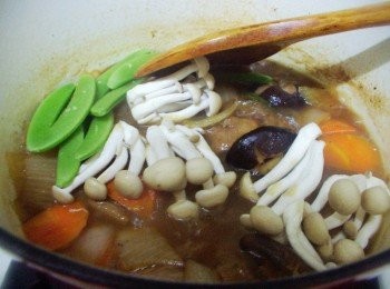 step4: 當牛肉燉煮至喜好程度時ˊ再加入鴻喜菇和甜豆ˊ 略煮1分鐘即可