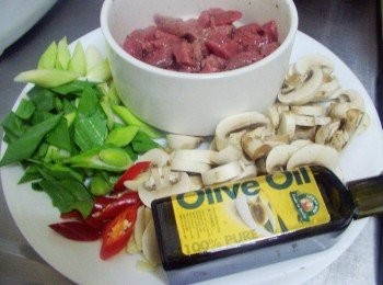 step1: 先準備好所需<span class="group_1">材料</span>ˊ牛柳先以<span class="group_2">牛肉醃料</span>抓勻入味ˊ 搭配蔬菜清洗乾淨ˊ處理成適當大小備用