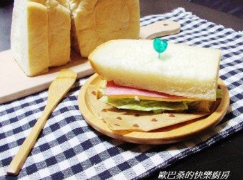 step7: 我晚上完成ˊ早上切片抹點美奶芝ˊ 再簡單搭配火腿ˊ起士片ˊ生菜蕃茄ˊ 就是美味營養早餐囉。 喜歡的ˊ趕緊找時間試試看~