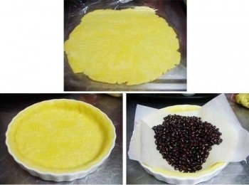 step3: 冷藏後塔皮取出用桿麵棍桿平成圓狀ˊ 派模用配方外酌量奶油稍為刷上一層ˊ並灑上少許麵粉以防沾粘ˊ 然後將麵團平整鋪於派模上ˊ完成後在模底用叉子輕搓幾個小孔ˊ 鋪上烘焙紙ˊ並以適合重物略壓ˊ 然後送入已經預熱好的烤箱ˊ 以180度c烘烤10~12分鐘備用