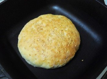 step6: 6.然後準備一不沾平底鍋，鍋內不放油，
中小火慢慢乾烙至表面金黃也熟透即可