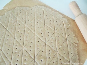 step3: 用保鲜膜将面团包起，再用擀面器把面团擀到大约0.4公分厚。然后用刀子割上三角型，或者使用饼干模具割出你喜爱的形状。之后，放入烤箱以160度烤10分钟（取出饼干再次用刀子切割条纹），然后把温度降低为150度，烤15分钟至金黄色即可。