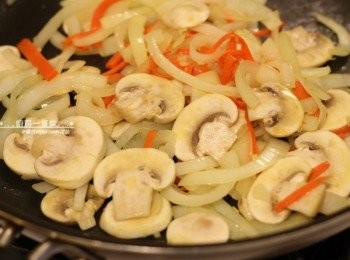 step4: 加入洋蔥絲翻炒至洋蔥略透明，再放入蘑菇片炒熟。