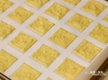 step5: 完成的麵糊裝入擠花袋中，尾端剪一小開口，照模板形狀擠出、填滿。 **麵糊擠好送進烤箱前，記得先把底下畫有模板的白紙取出，再進烤箱烤**