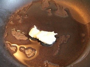 step3: 小煎鍋放入少許沙拉油/奶油, 熱鍋後轉中火