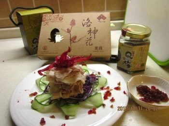 step3: 將2.疊在紫高麗菜上,再將1朵台東洛神花放上裝飾,台東有機Q梅2顆取梅肉及一些梅汁和台東洛神花1朵皆刴碎混合當沾醬即可享用