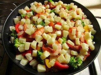 step4: 原鍋加油熱鍋後倒入2.白飯整理壓平,抺上pizza醬,再將3.鋪在上,最後再淋一些pizza醬,鋪滿馬扎瑞拉起司