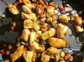 step2: 洋葱丁.胡蘿蔔丁.雞丁炒半熟將1.的綜合調味料倒入炒到醬汁快收乾