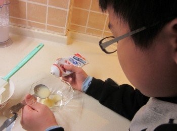 step3: 鷹牌煉奶2大匙加水4大匙攪拌成奶水備用