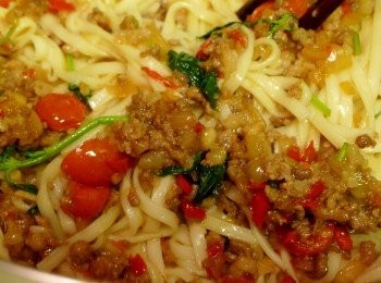 step7: 將步驟5的打拋豬拌入麵條，打拋豬拌麵酸辣完成^^