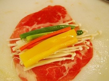 step2: 疊兩片豬肉片，在中間疊上蔬菜絲，捲緊後用牙籤固定備用(我用極薄的火鍋肉片，若手邊的肉片很厚，一層即可)