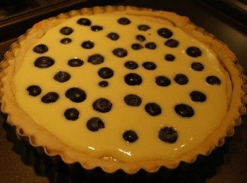 step7: 將奶油乳酪液填入派皮當中，鋪上新鮮藍莓