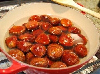 step3: 將劃好刀的栗子浸泡在糖水裡2小時