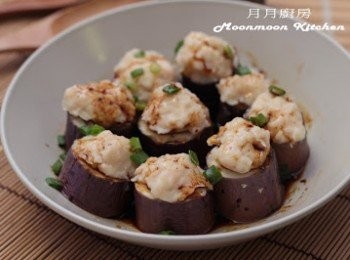 step7: 在茄子面灑上葱花，淋上<span class="group_2">甜豉油</span>即成。